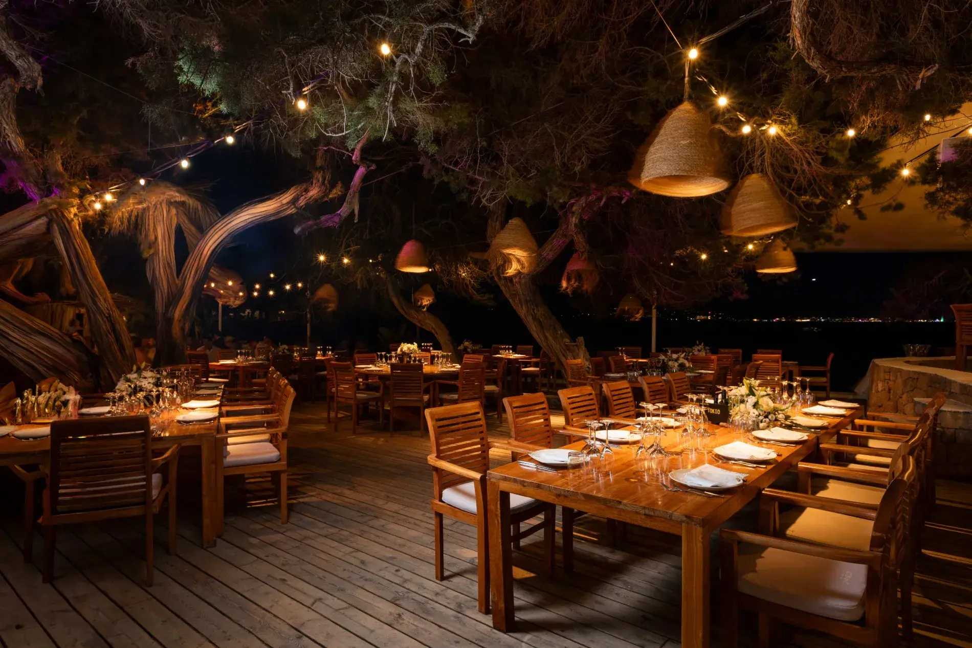 Restaurante Central CBbC Cala Bassa de noche en Ibiza